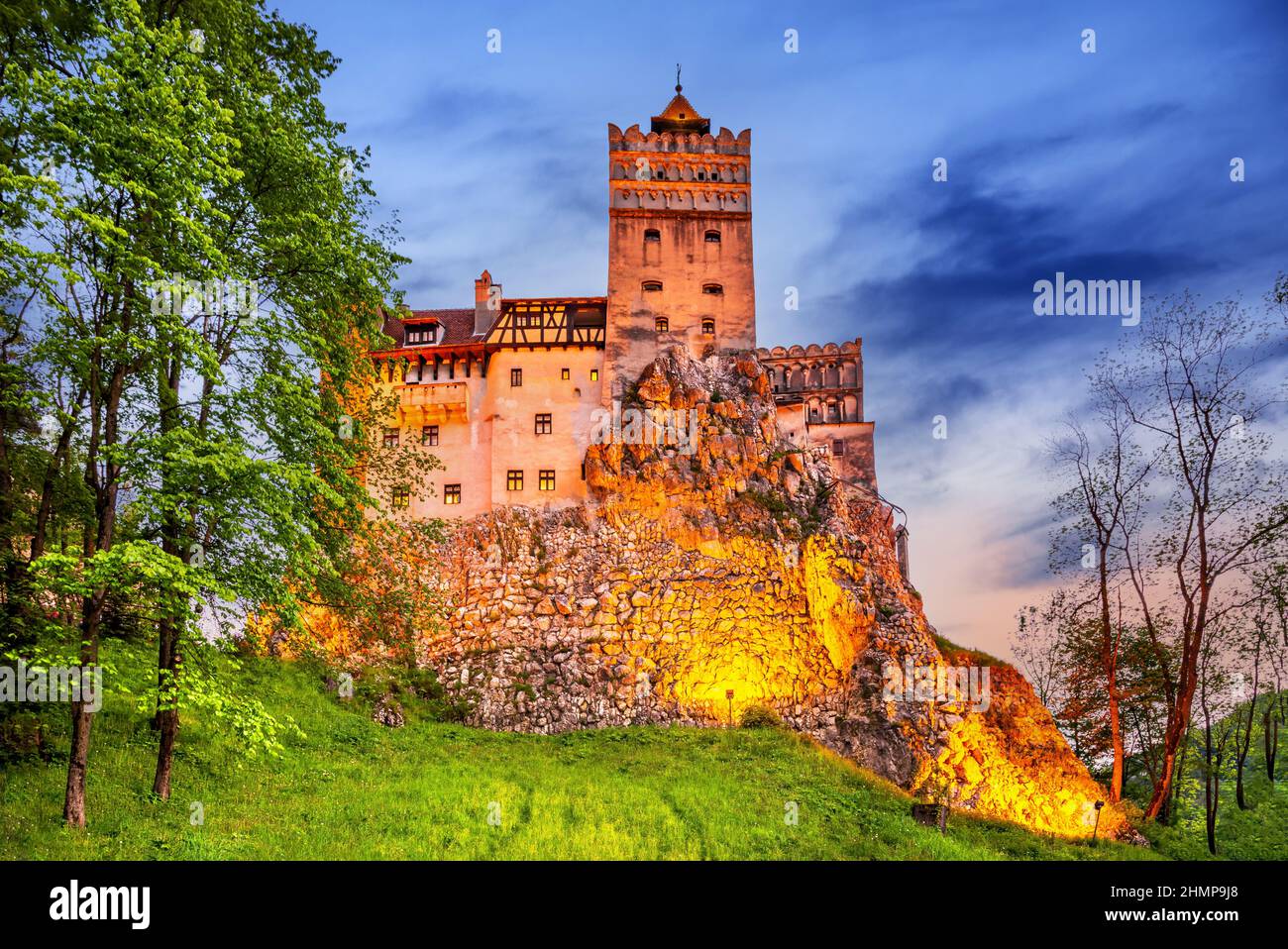 Château de Bran, Roumanie - superbe image au crépuscule HDR de la forteresse Dracula en Transylvanie, point de repère médiéval d'Europe de l'est. Banque D'Images