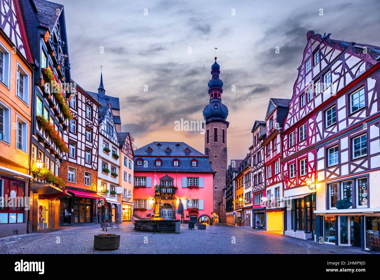 Cochem, Allemagne.Ville historique romantique sur la vallée de la Moselle, Rhénanie-Palatinat dans les couleurs rouges de l'automne Banque D'Images