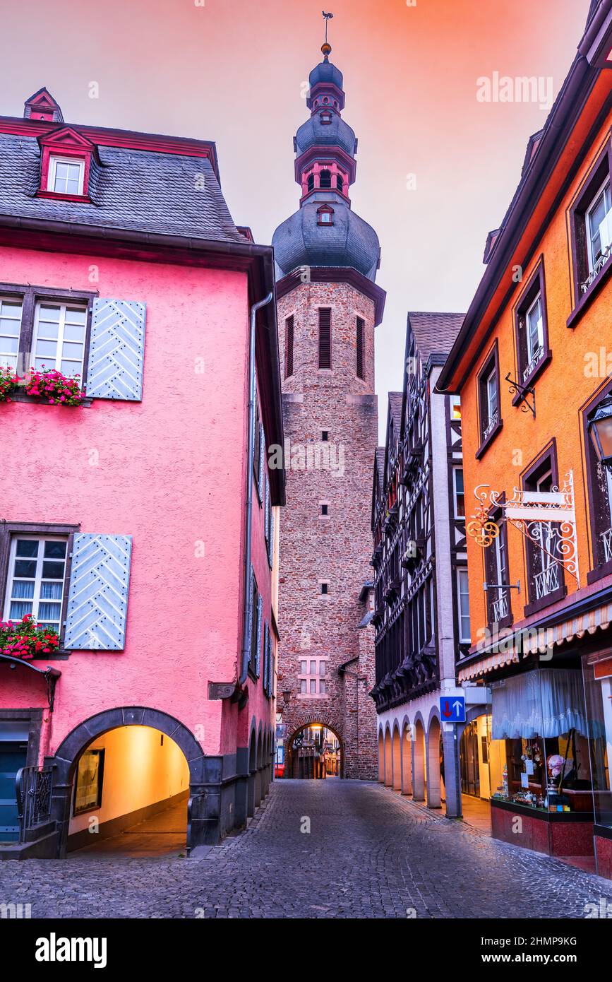 Cochem, Allemagne.Ville historique romantique sur la vallée de la Moselle, Rhénanie-Palatinat dans les couleurs rouges de l'automne Banque D'Images