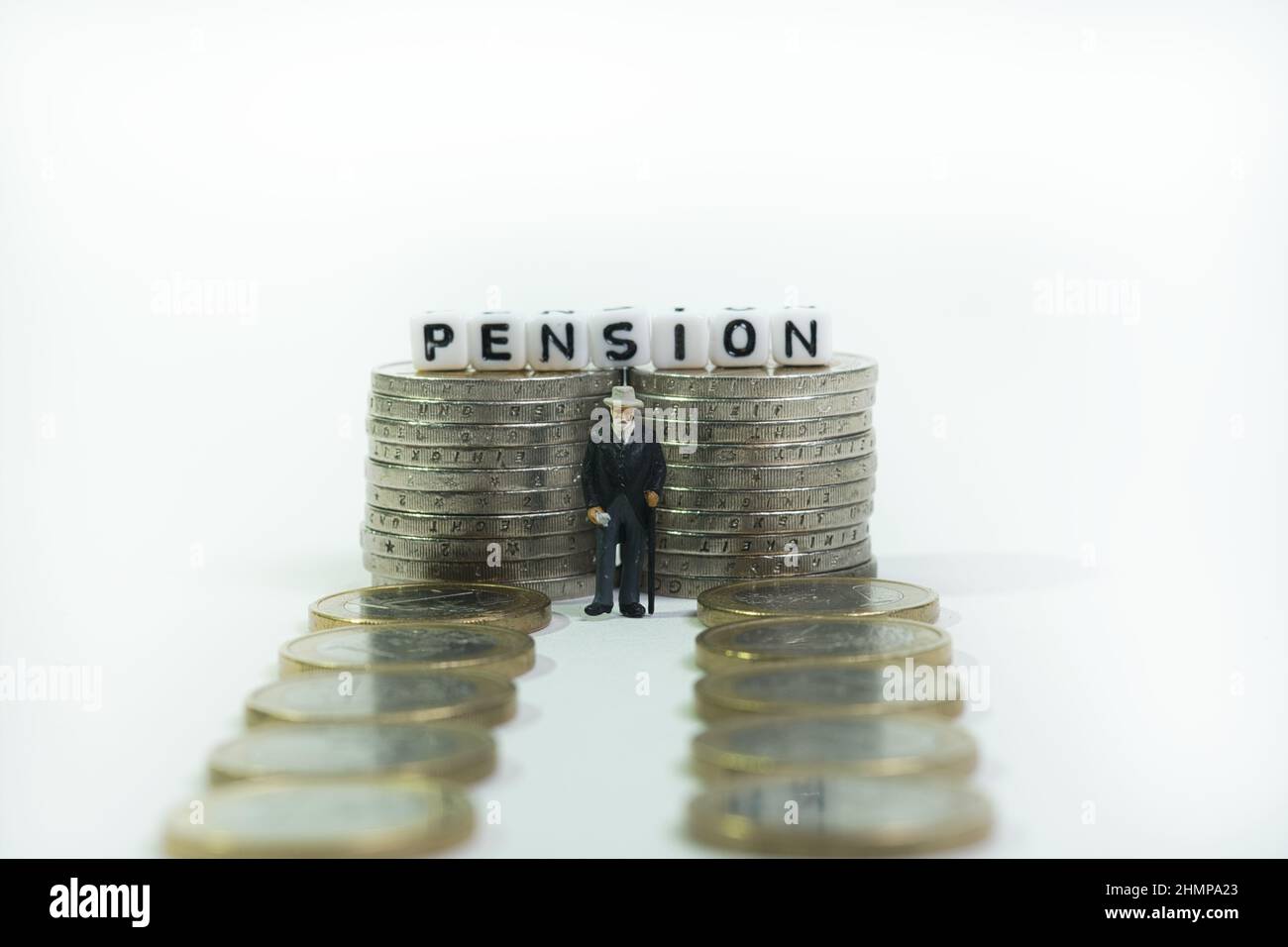 Un pensionné se tient devant les tours à pièces, le long chemin vers la retraite Banque D'Images