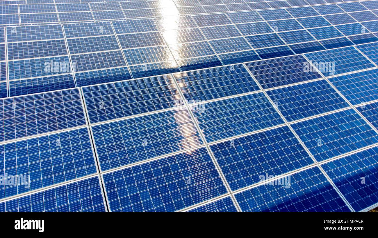 Vol aérien avec vue sur les panneaux solaires le jour du soleil, en gros plan. Photovoltaïque Banque D'Images