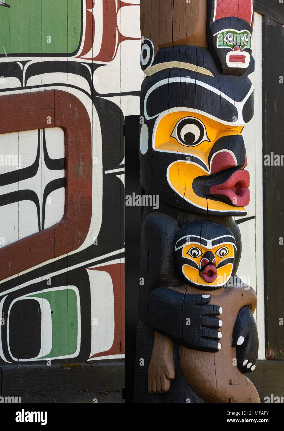 Poteau en bois totem coloré. Un totem des Premières nations accueille des voyageurs à Victoria, en Colombie-Britannique, au Canada Banque D'Images