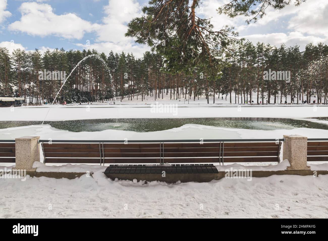 Lac de montagne Zlatibor en hiver, recouvert de neige et de glace. Beau lac artificiel, entouré d'un joli parc, détail avec banc. Concentrez-vous sur la perte Banque D'Images