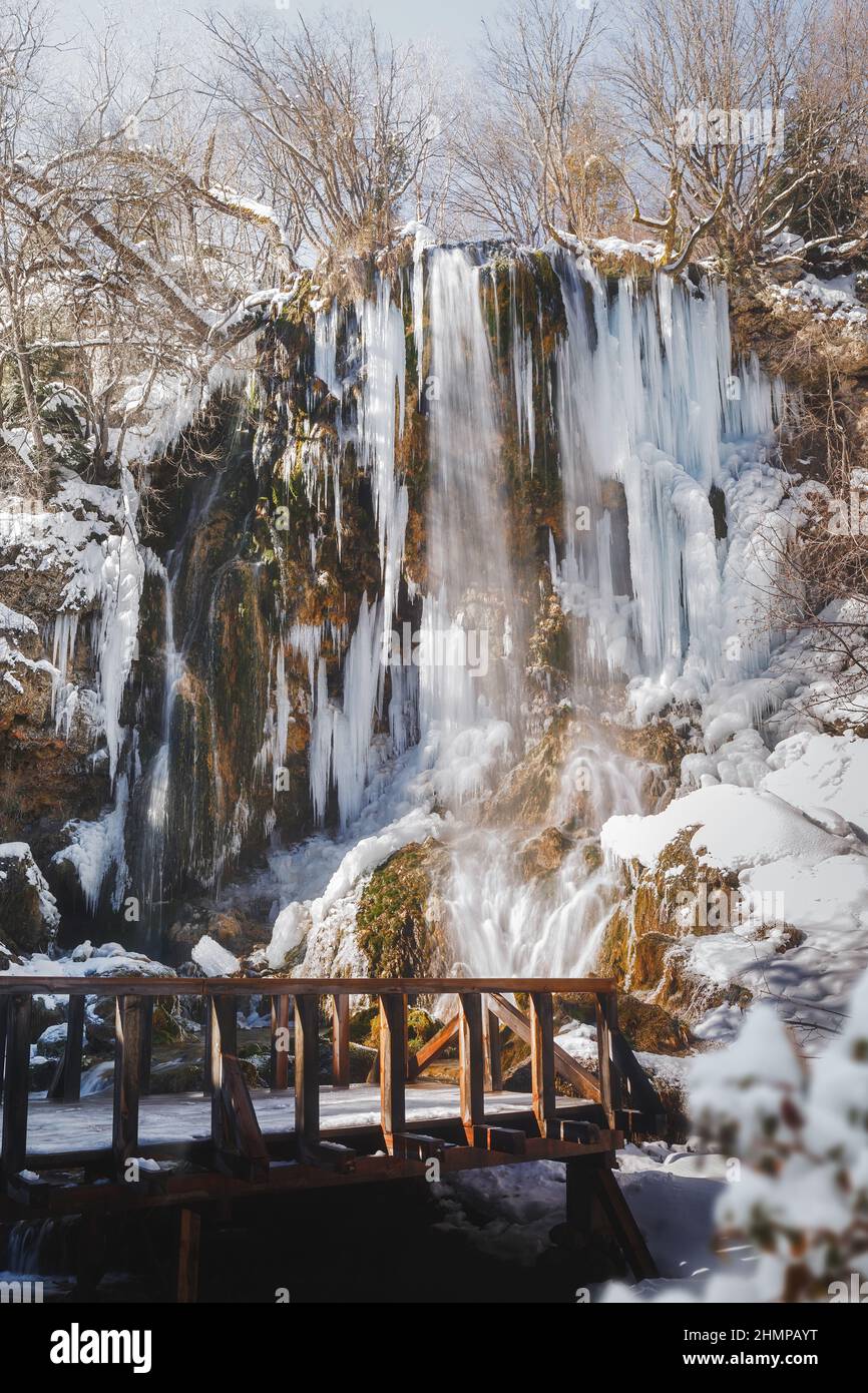 Une cascade partiellement gelée Gostilje, Zlatibor, Serbie en hiver, foyer sélectif. Banque D'Images