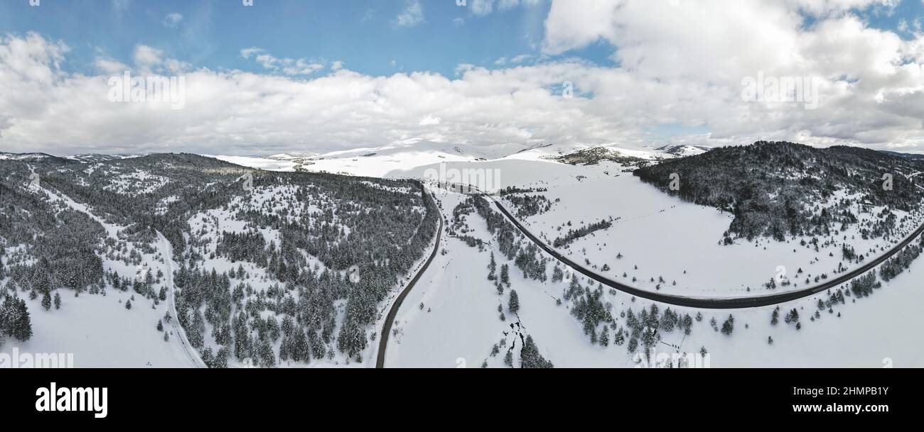 Vue panoramique aérienne de la banlieue Vodice en hiver matin, Paysage sur la montagne Zlatibor, Serbie. Vue de drone Banque D'Images