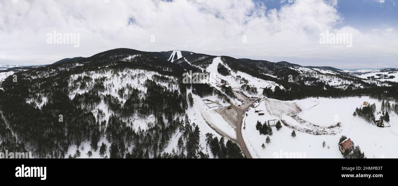 Vue aérienne de la route et du centre de ski Tornik , le point le plus haut de la montagne Zlatibor, Serbie. Hiver Banque D'Images