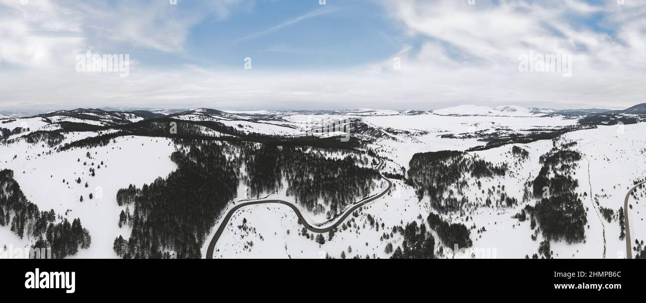 Vue aérienne du paysage de montagne avec route et lac dans un environnement d'hiver magnifique. Destination de voyage en plein air, Zlatibor, Serbie Banque D'Images