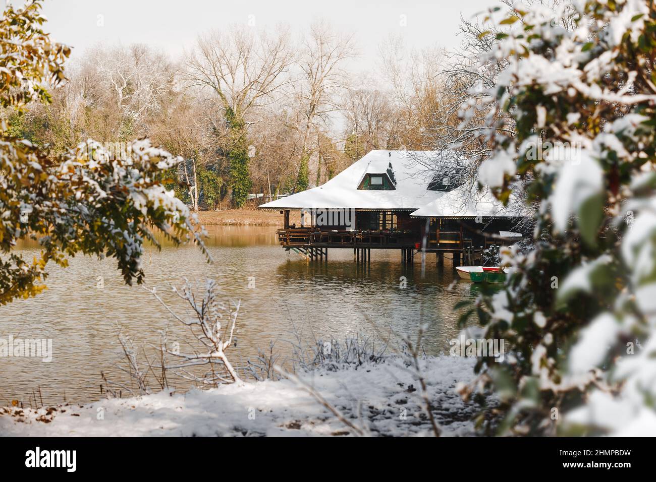 ADA Safari lac naturel sur la péninsule Ada Ciganlija en hiver, Belgrade, Serbie. Banque D'Images