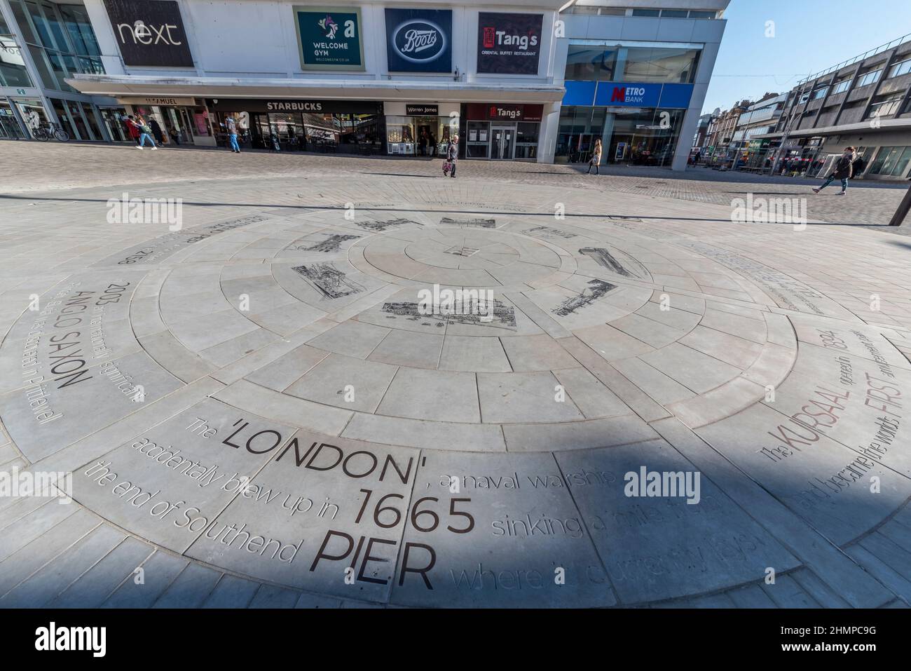 Nouvelle attraction de cercle de pierres d'orientation au sommet de High Street à Southend on Sea, Essex, Royaume-Uni, présentant l'histoire et les attractions locales Banque D'Images