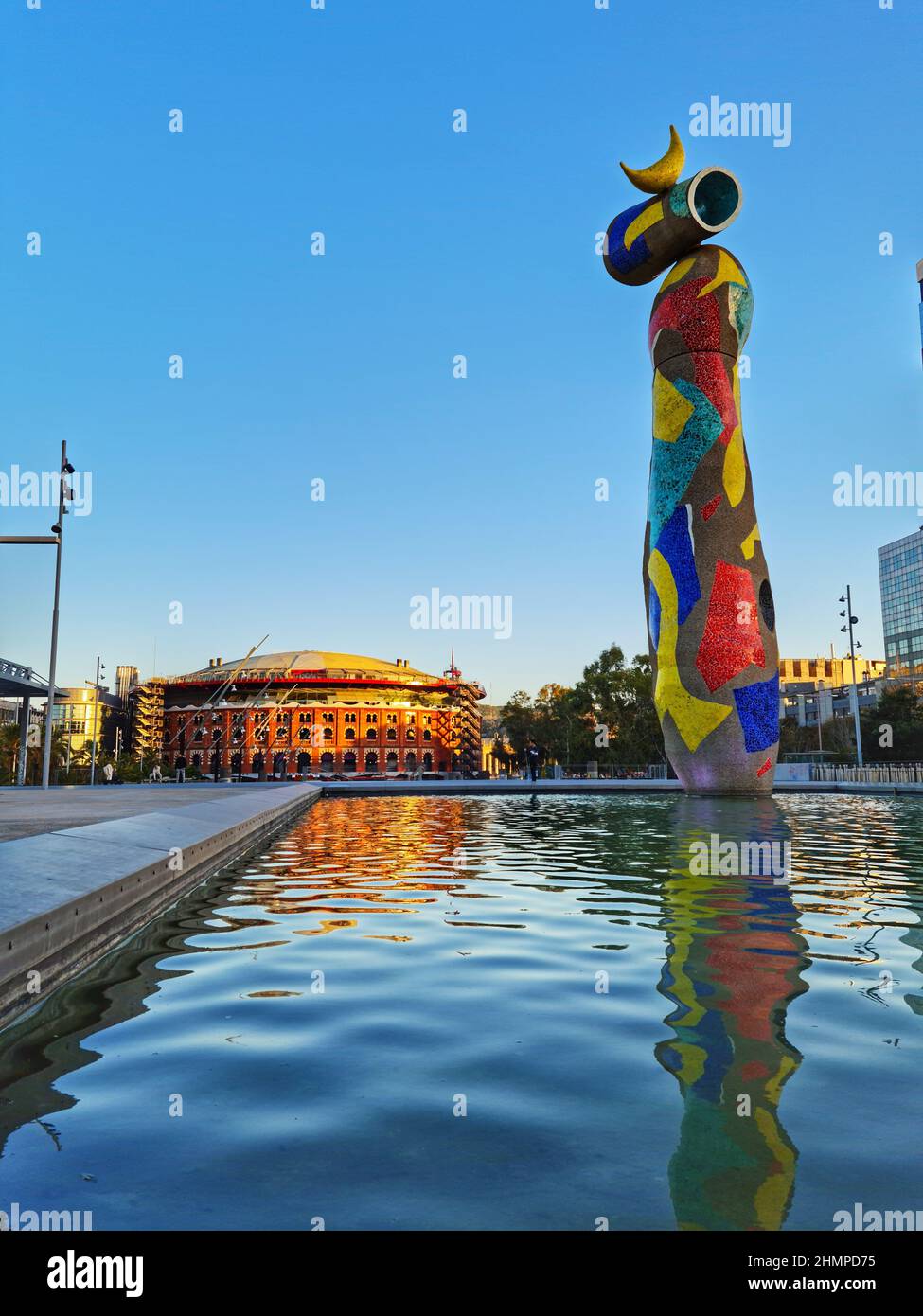 Femme et oiseau (Dona i Ocell). Sculpture conçue par Joan Miro, 1982. Barcelone, Catalogne, Espagne. Banque D'Images