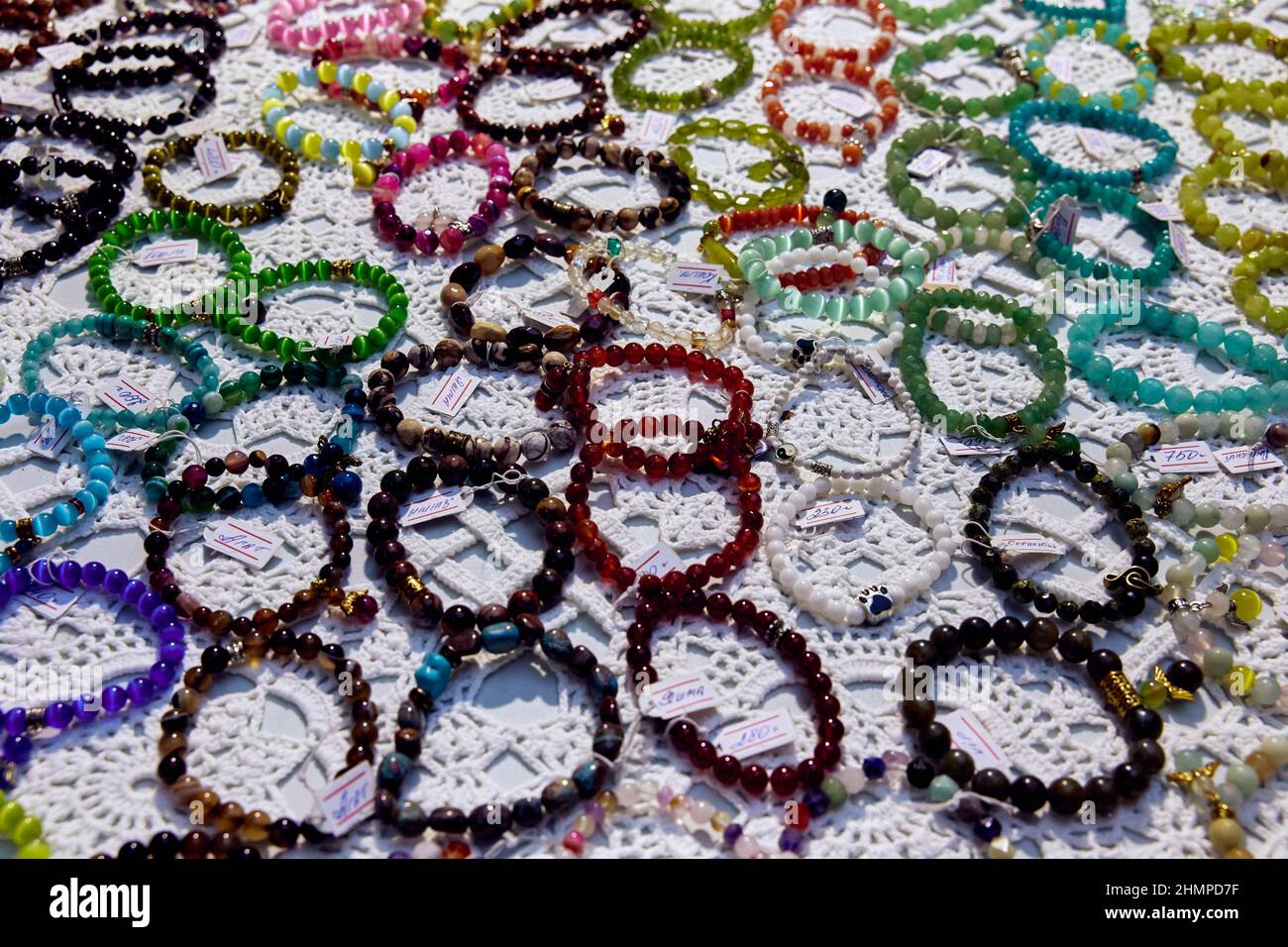 Motif de bijoux de bracelets de différentes couleurs de perles sur fond blanc à Odessa Ukraine. L’art populaire ukrainien Banque D'Images