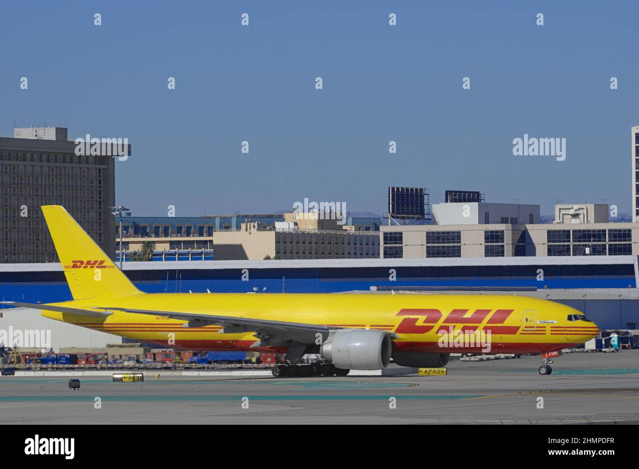 DHL Boeing 767 immatriculé N981NN a fait du roulage à LAX, à l'aéroport international de Los Angeles. Banque D'Images