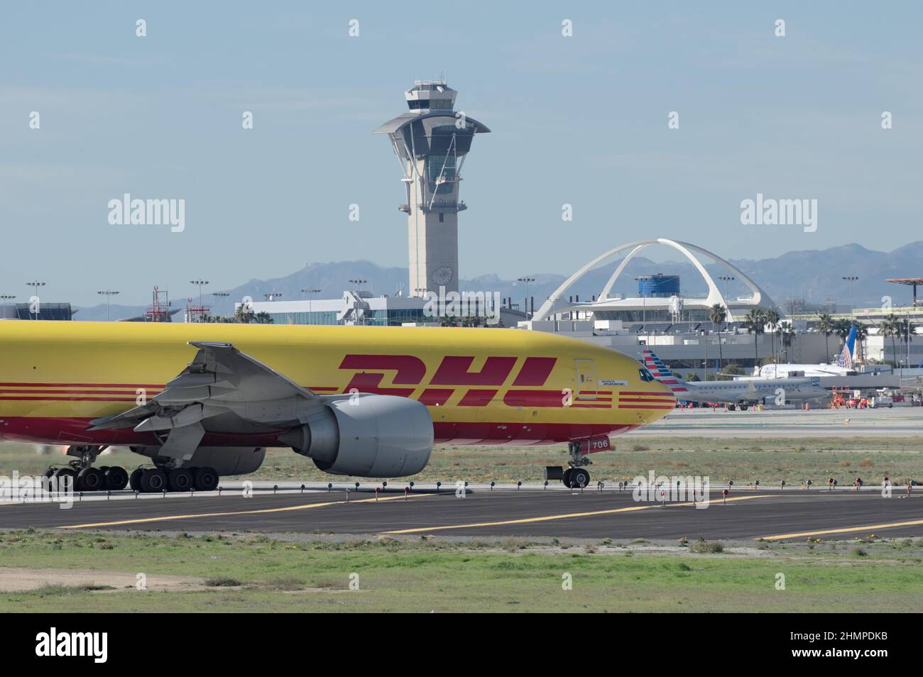 DHL Boeing 767-300 immatriculé N706QF a fait du roulage à LAX, à l'aéroport international de Los Angeles. Banque D'Images