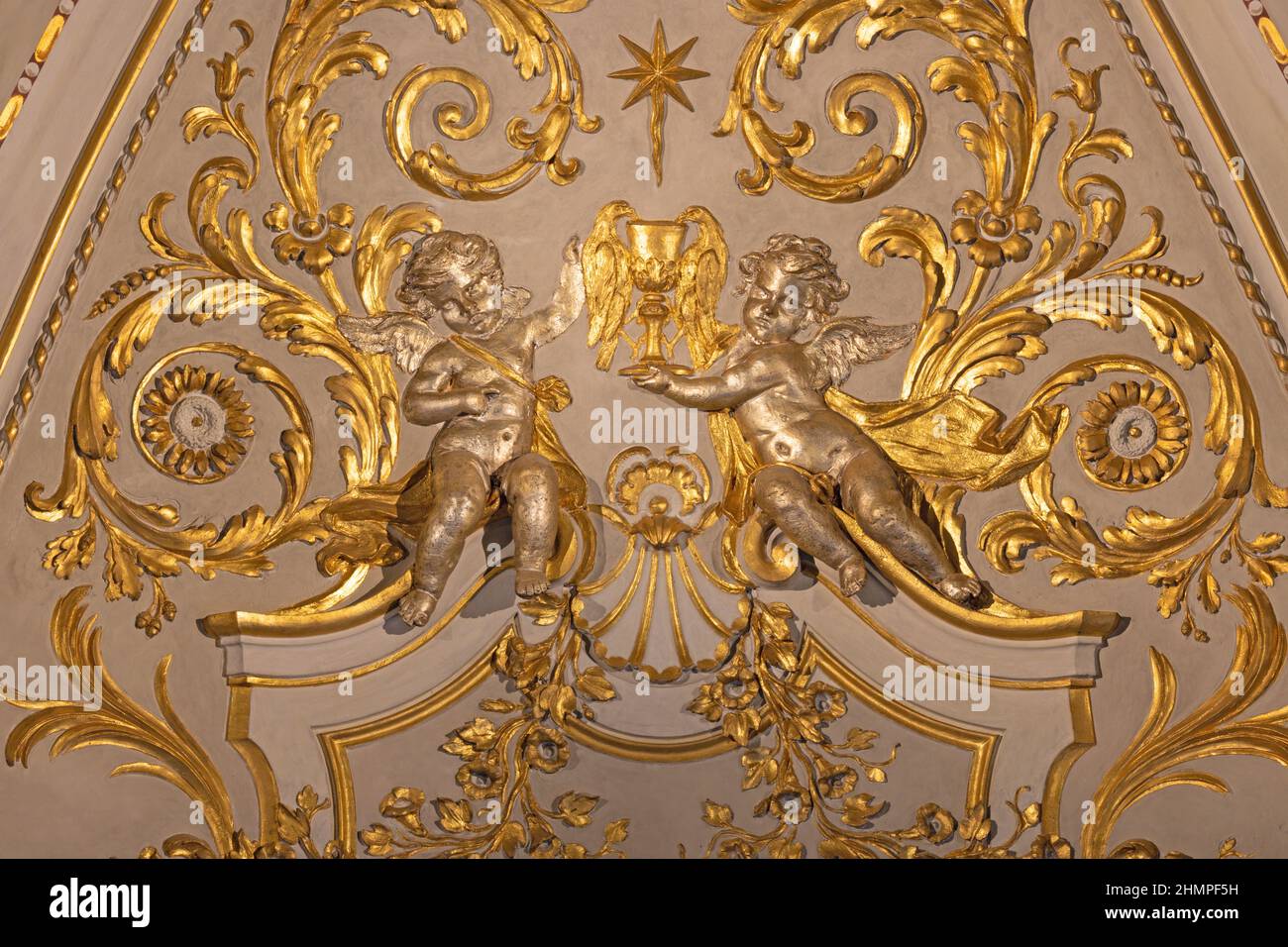 ROME, ITALIE - 30 AOÛT 2021 : détail du stuc floral baroque dans l'église Chiesa di San Gregorio al Cielo. Banque D'Images