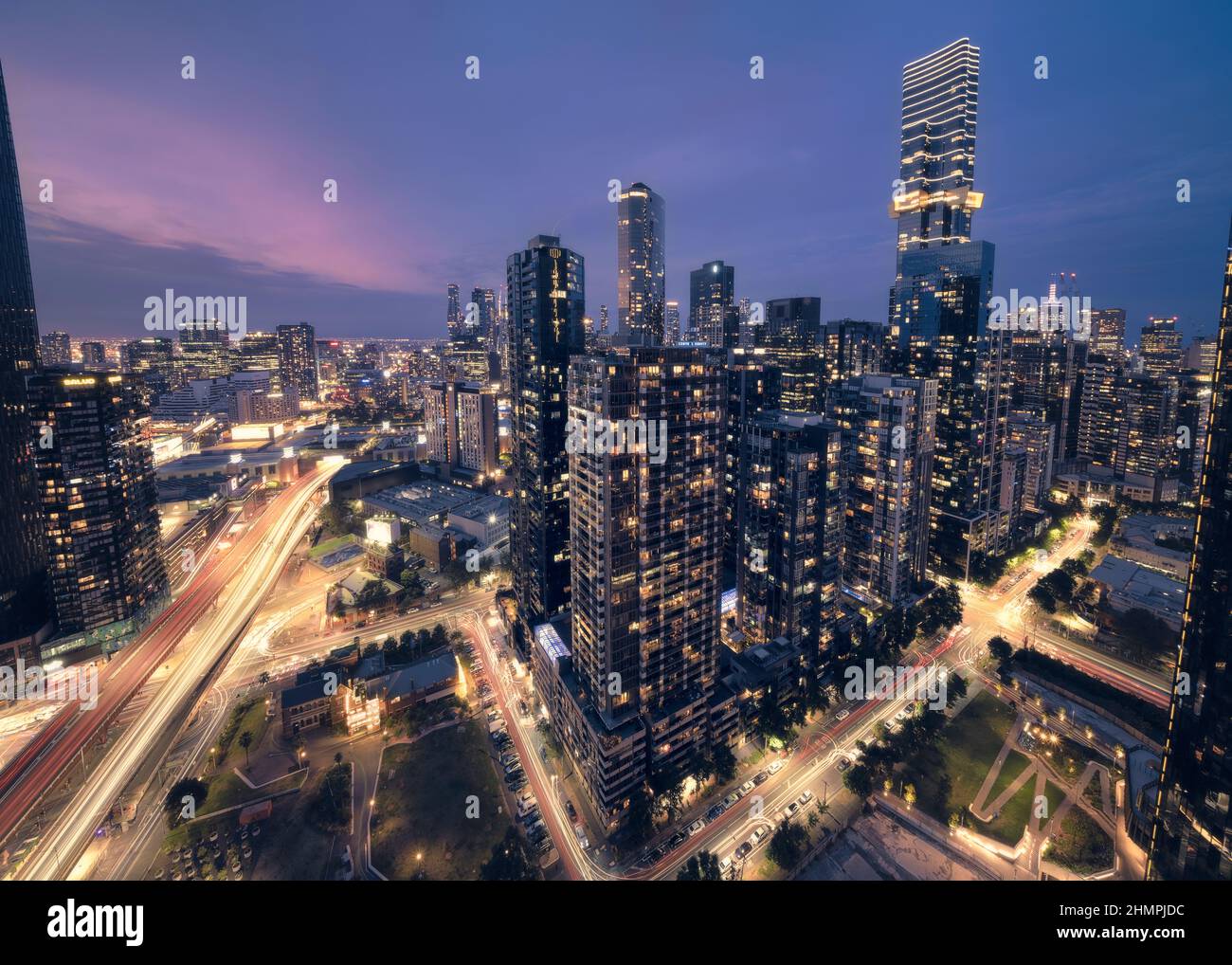 Paysage urbain aérien du centre-ville la nuit, Melbourne, Victoria, Australie Banque D'Images