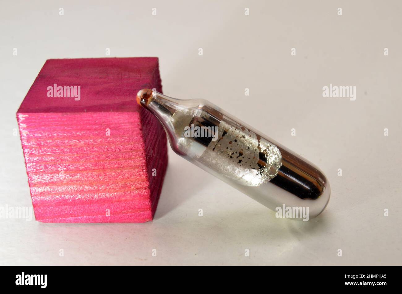 Échantillon de Rubidium métallique Alkali, élément numéro 37. Ce métal réactif ne peut exister que dans une ampoule en verre scellée Banque D'Images