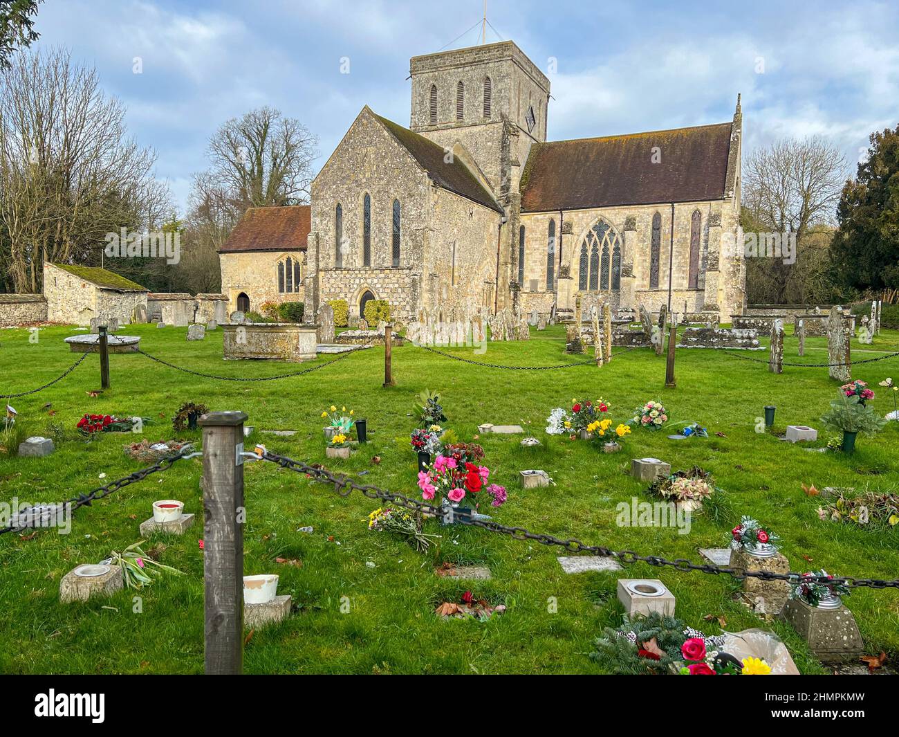 L'église St Mary et St Melor est l'église paroissiale de la ville d'Amesbury, Wiltshire, Royaume-Uni. La ville d'Amesbury abrite le constituant néolithique Banque D'Images