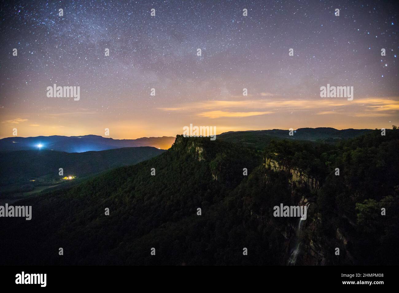 Milky Way au-dessus de la cascade de Salt de Coromina, Falgars d'en Bas, la Garrotxa, Gérone, Espagne Banque D'Images