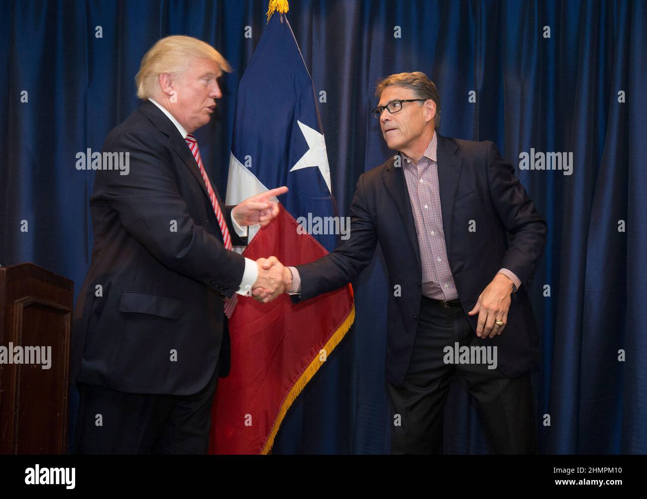 Austin, Texas le 23 août 2016 : le candidat républicain à la présidence DONALD TRUMP serre la main avec l'ancien gouverneur RICK PERRY alors qu'il apporte sa campagne non conventionnelle au Texas avec une oscillation à travers le centre du Texas, principalement démocrate, avec des collectes de fonds et un rassemblement. Banque D'Images