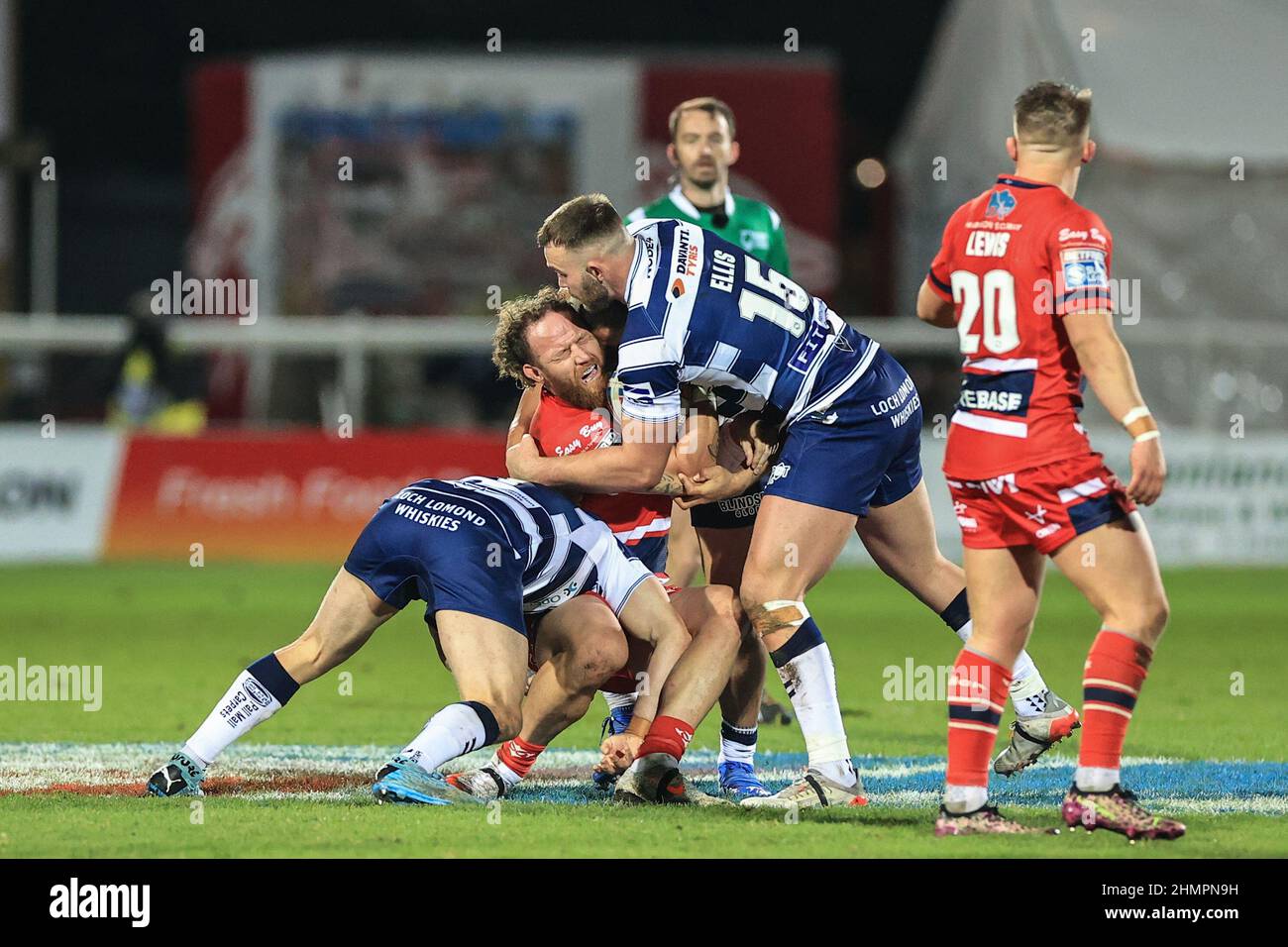 Korbin Sims #16 de Hull KR est attaqué par Sam Powell #9 de Wigan Warriors et Kaide Ellis #15 de Wigan Warriors Banque D'Images