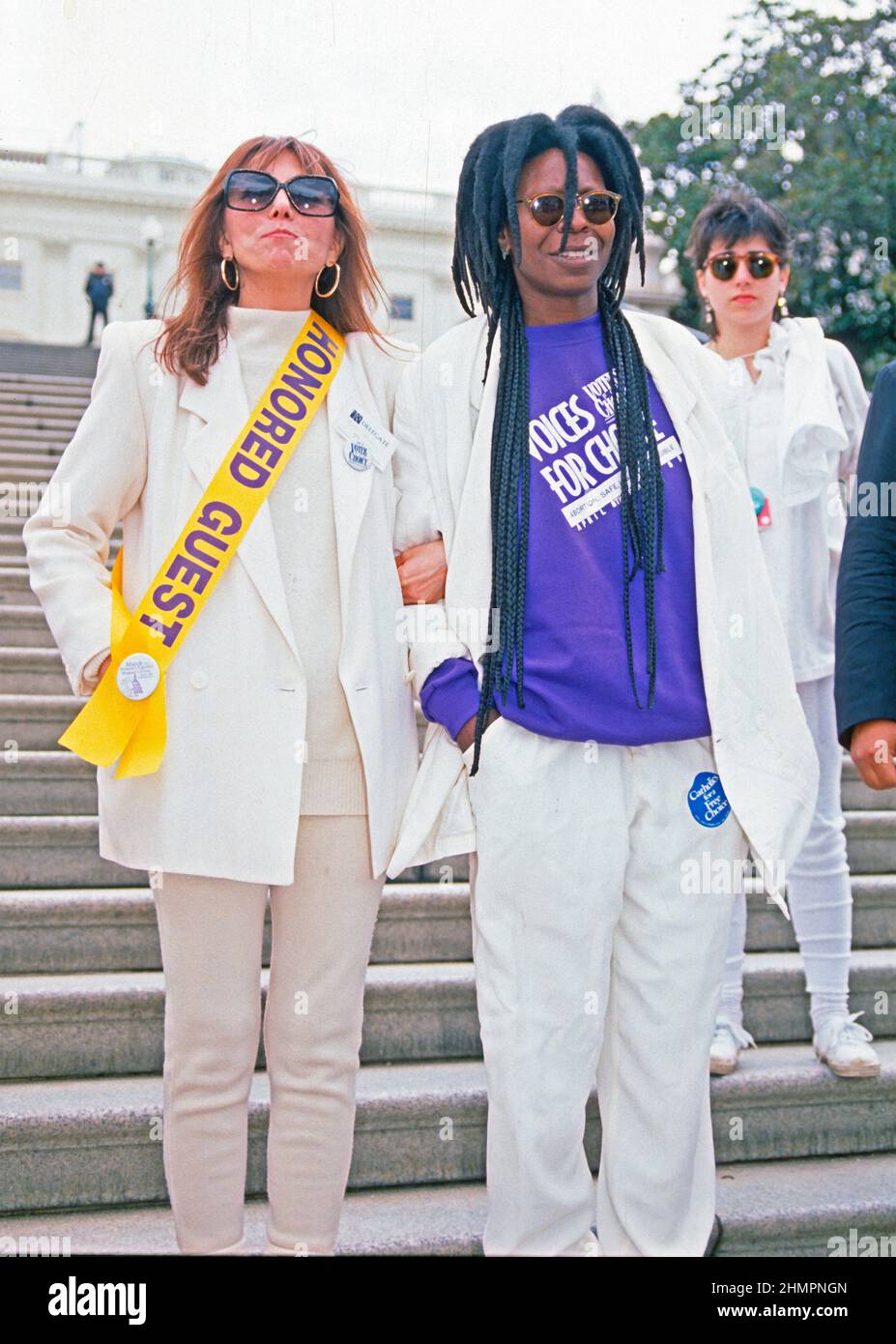 Les actrices américaines Marlo Thomas, à gauche, et Whoopi Goldberg, à droite, assistent à un rassemblement pro-choix sur le front ouest du Capitole des États-Unis à Washington, DC, le 9 avril 1989. Crédit : Ron Sachs/CNP Banque D'Images