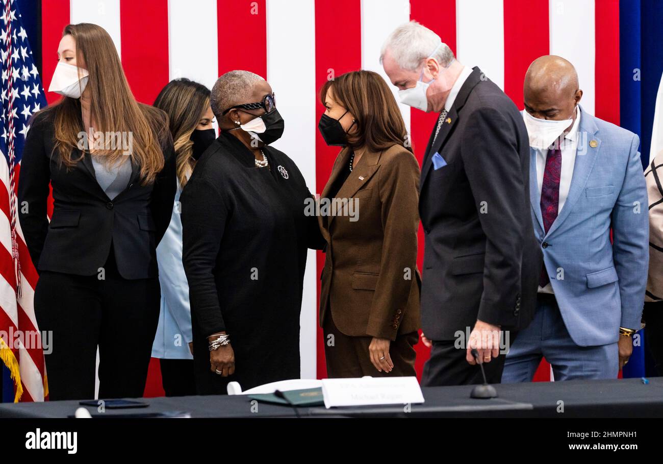 Le vice-président des États-Unis, Kamala Harris (3-R), s'entretient avec Vivian carter (3-L), un résident de Newark, à l'issue d'une table ronde où Harris et Michael Regan, l'administrateur de l'Agence américaine pour la protection de l'environnement, ont discuté du retrait des conduites d'eau en plomb de Newarks à Newark, New Jersey, aux États-Unis, le 11 février 2022. Harris et les dirigeants élus du New Jersey ont célébré le projet de remplacement de la ligne de service principale de Newarks qui a remplacé les tuyaux de plomb dangereux dans la ville et a souligné le programme comme un modèle pour d'autres villes confrontées au même problème. Le gouverneur Phil Murphy (Democra Banque D'Images