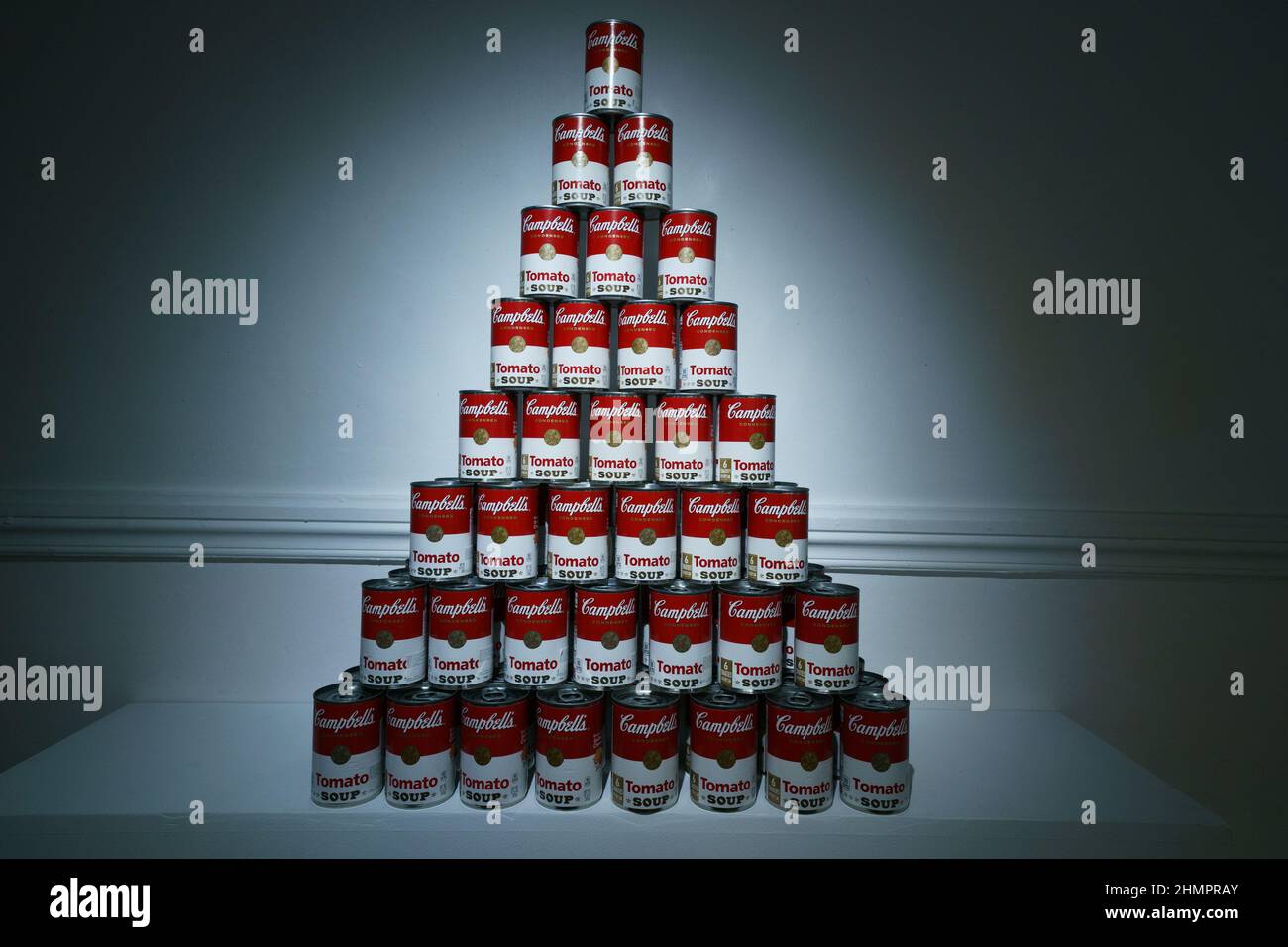 Madrid, Espagne. 11th févr. 2022. Des boîtes de soupe de tomates de Campbell sont vues au Palacio de Santa Bárbara, pendant l'exposition.The exposition by Next Exhibition Company, prend une visite historique et professionnelle de l'artiste Andy Warhol, un voyage à travers l'Amérique en 50s, 60s et 70s. Avec la participation d'Art Motors et le soutien de la Chambre de commerce italienne, l'exposition sera ouverte au public du 12 février au 5 juin. Crédit : SOPA Images Limited/Alamy Live News Banque D'Images