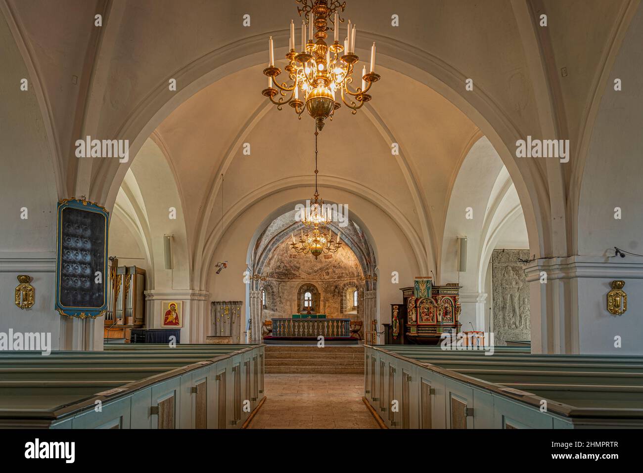 Intérieur d'une église luthérienne aux arches blanches, illuminée par un grand lustre, Skurup, Suède, 16 juillet 2021 Banque D'Images
