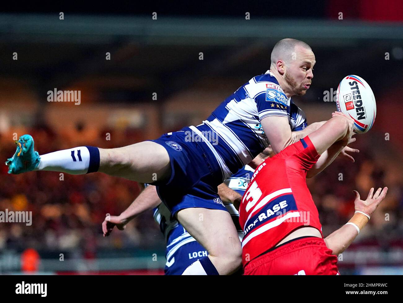 Liam Marshall de Wigan Warriors tente d'attraper le ballon lors du match de la Super League de Betfred au stade Sewell Group Craven Park, à Hull. Date de la photo : vendredi 11 février 2022. Banque D'Images