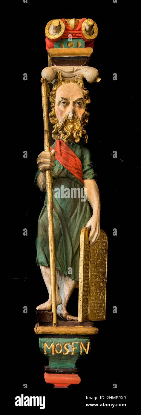 Une sculpture en bois représentant Moïse avec des cornes sur son front sur fond noir, tenant deux tablettes de pierre avec les dix Commandements, Skurup, Swed Banque D'Images