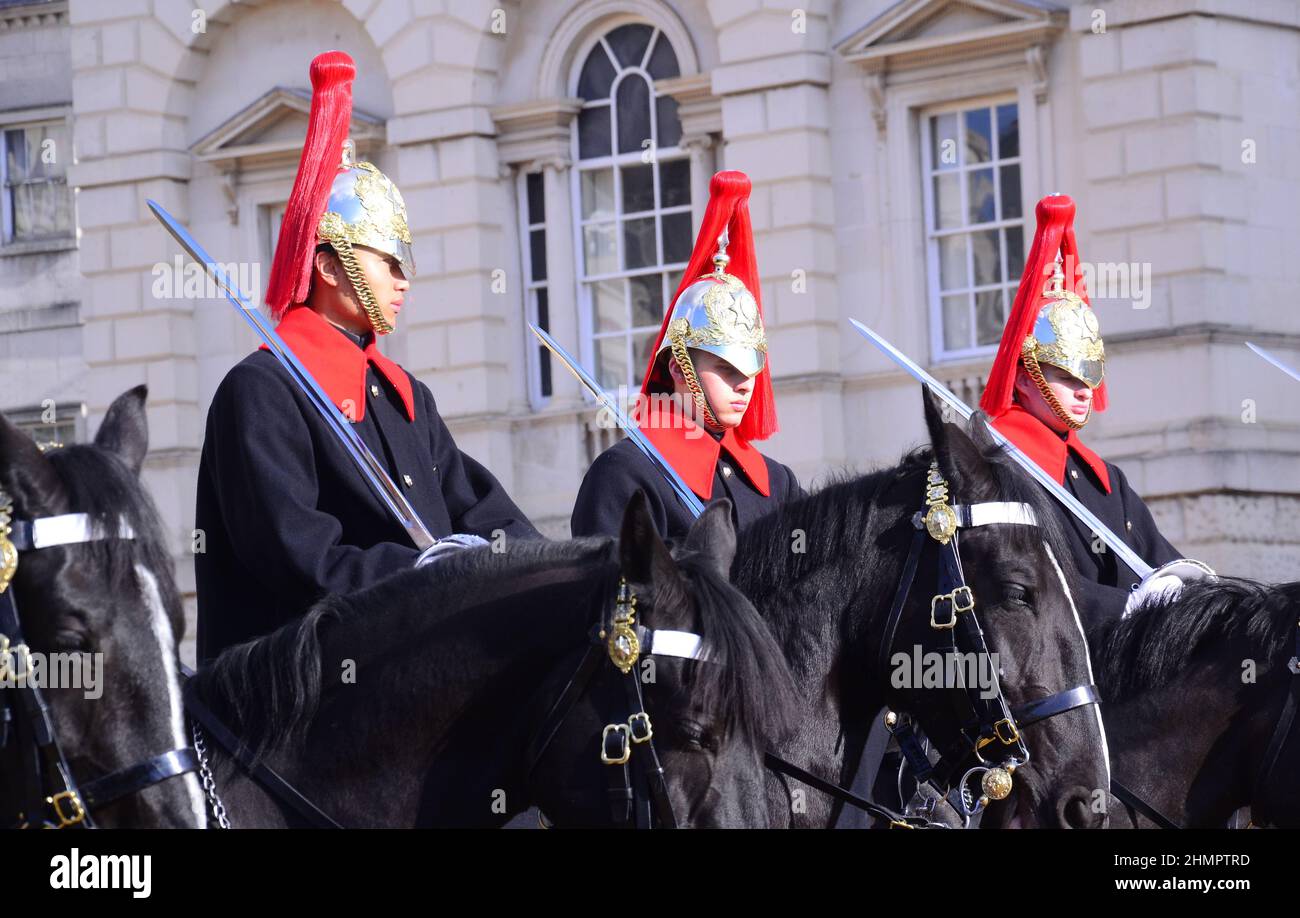 La cérémonie de changement de la Queen's Life Guard sur Horse Guards Parade, à proximité de Whitehall, Londres, Royaume-Uni, îles britanniques. Soldats du régiment de cavalerie à cheval, des Bleus et des Royals avec des tuniques bleus et des casques à plumed rouges. Les gardes de chevaux, nommés d'après les troupes qui ont protégé le souverain depuis la restauration du roi Charles II en 1660, sont aujourd'hui l'entrée officielle du Palais de Buckingham et du Palais Saint-Jacques. Banque D'Images