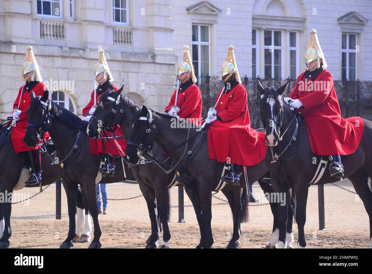 La cérémonie de changement de la Queen's Life Guard sur Horse Guards Parade, à proximité de Whitehall, Londres, Royaume-Uni, îles britanniques. Soldats du régiment de cavalerie de la maison, les gardes de vie, qui portent des tuniques rouges et des casques blancs à plumed. Les gardes de chevaux, nommés d'après les troupes qui ont protégé le souverain depuis la restauration du roi Charles II en 1660, sont aujourd'hui l'entrée officielle du Palais de Buckingham et du Palais Saint-Jacques. Banque D'Images