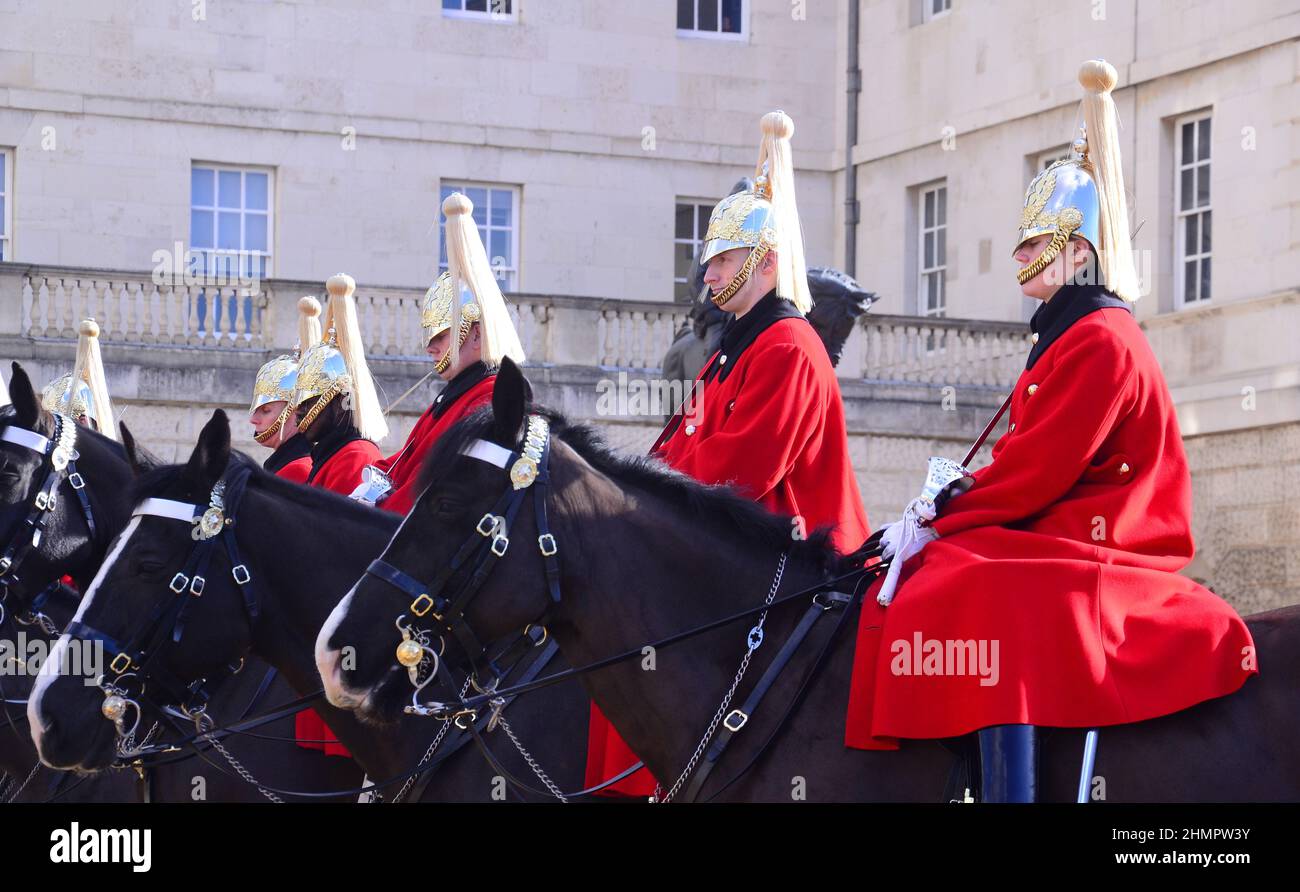 La cérémonie de changement de la Queen's Life Guard sur Horse Guards Parade, à proximité de Whitehall, Londres, Royaume-Uni, îles britanniques. Soldats du régiment de cavalerie de la maison, les gardes de vie, qui portent des tuniques rouges et des casques blancs à plumed. Les gardes de chevaux, nommés d'après les troupes qui ont protégé le souverain depuis la restauration du roi Charles II en 1660, sont aujourd'hui l'entrée officielle du Palais de Buckingham et du Palais Saint-Jacques. Banque D'Images