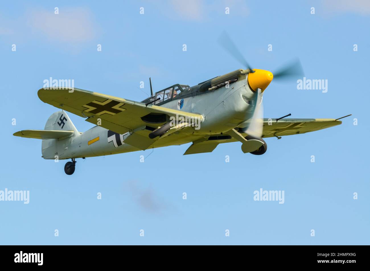Hispano HA-1112 Buchon G-BWUE dans le film de la bataille d'Angleterre Messerschmitt Bf109, Me109 couleurs de l'avion de chasse allemand de la Luftwaffe. Vol. Décollage Banque D'Images