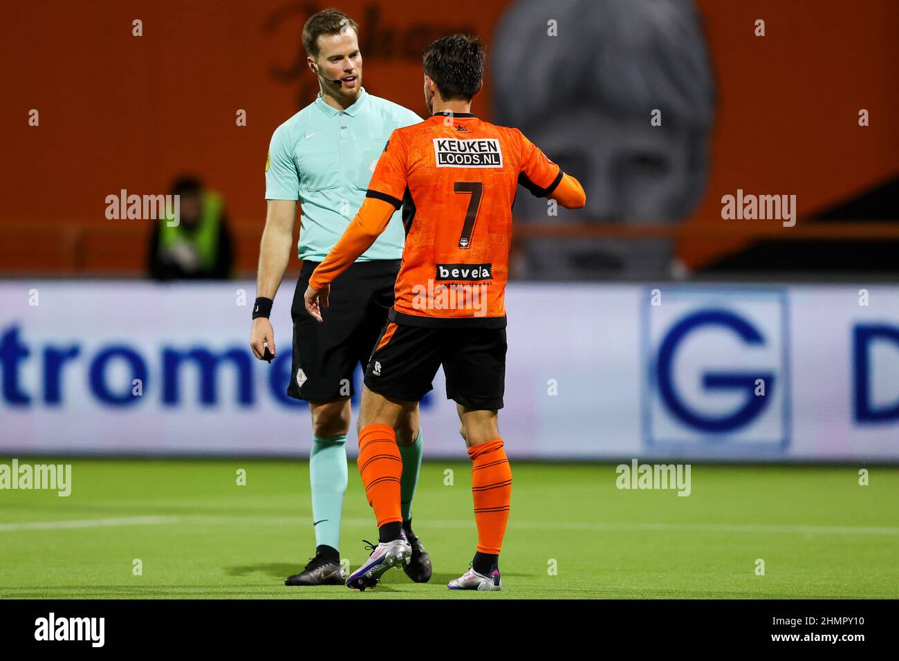 VOLENDAM, PAYS-BAS - FÉVRIER 11: L'arbitre Jannink van der Laan en discussion avec Daryl van MIEGHEM du FC Volendam lors du match hollandais Keukenkampidivisioenie entre le FC Volendam et l'AZ U23 à Kras Stadion le 11 février 2022 à Volendam, pays-Bas (photo de Hans van der Valk/Orange Pictures) Banque D'Images