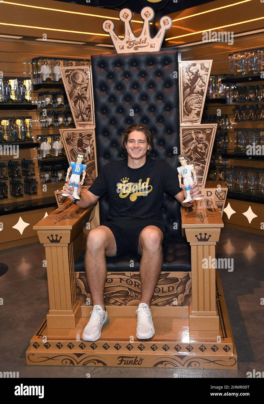 Los Angeles, États-Unis. 11th févr. 2022. Le quarterback des Chargers de Los Angeles Justin Herbert visite FUNKO Hollywood pour voir la figure en vinyle FUNKO Gold de lui-même au FUNKO Hollywood à Hollywood, CA le vendredi, ?11 février 2022. (Photo par Sthanlee B. Mirador/Sipa USA) crédit: SIPA USA/Alay Live News Banque D'Images
