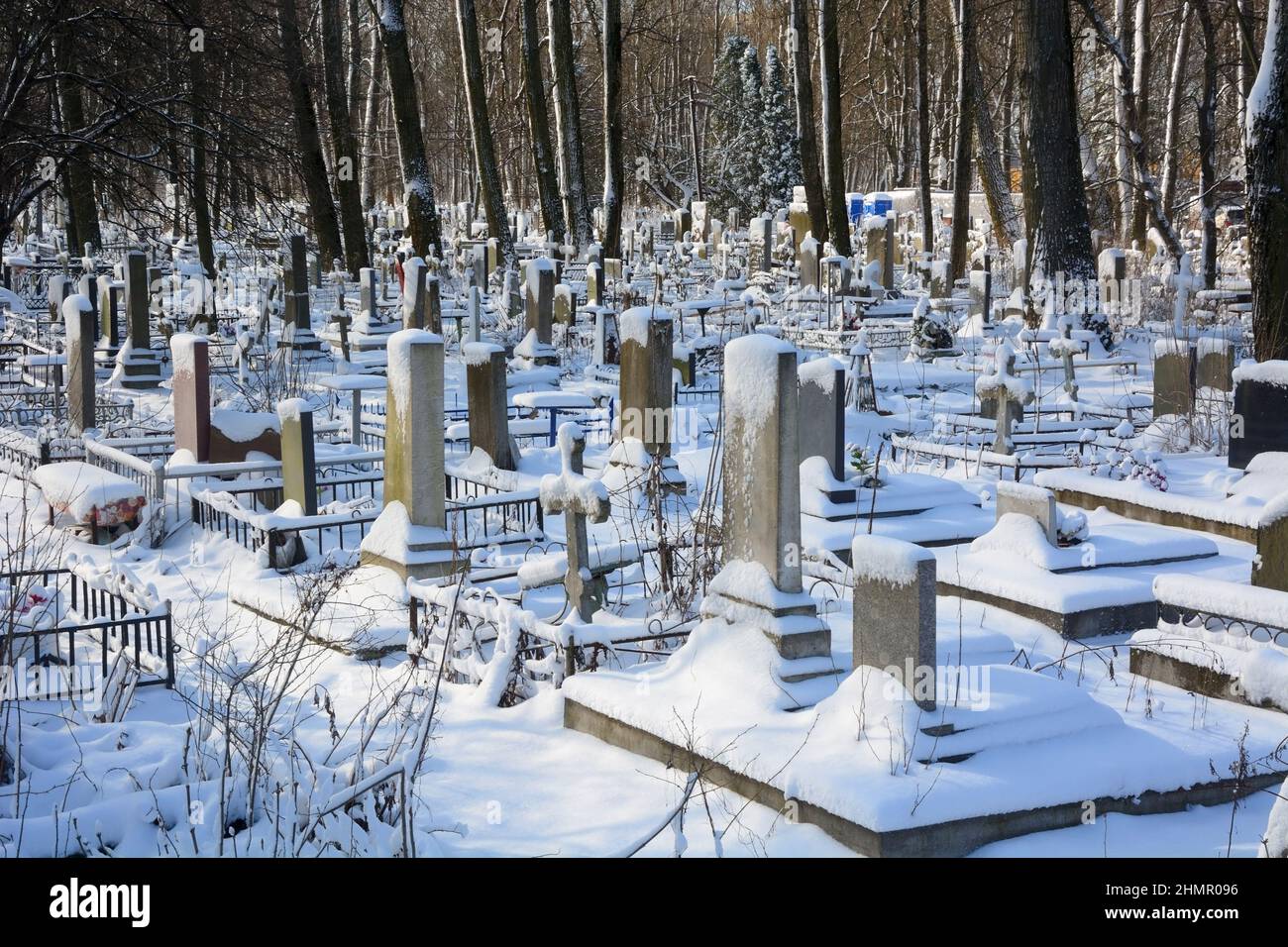 Cimetière traditionnel à Saint-Pétersbourg, Russie, cimetière de Volkovskoye. Hiver. Banque D'Images