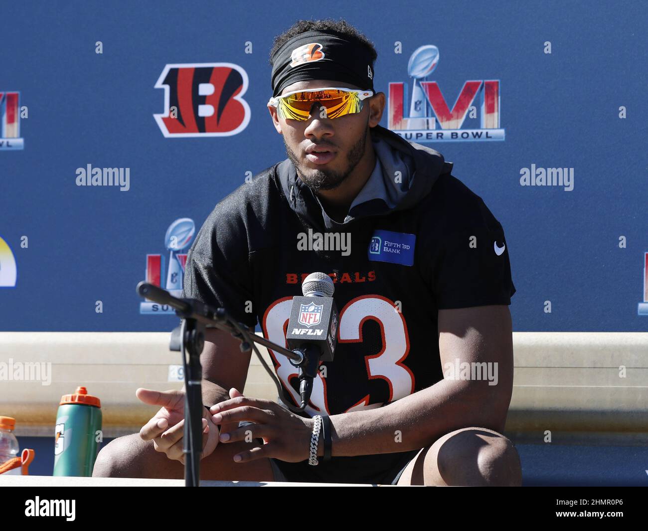 Los Angeles, États-Unis. 11th févr. 2022. Cincinnati Bengals Tyler Boyd parle à un point de presse avant le Super Bowl LVI au Drake Stadium de l'UCLA à Los Angeles le vendredi 11 février 2022. Photo de John Angelillo/UPI crédit: UPI/Alay Live News Banque D'Images