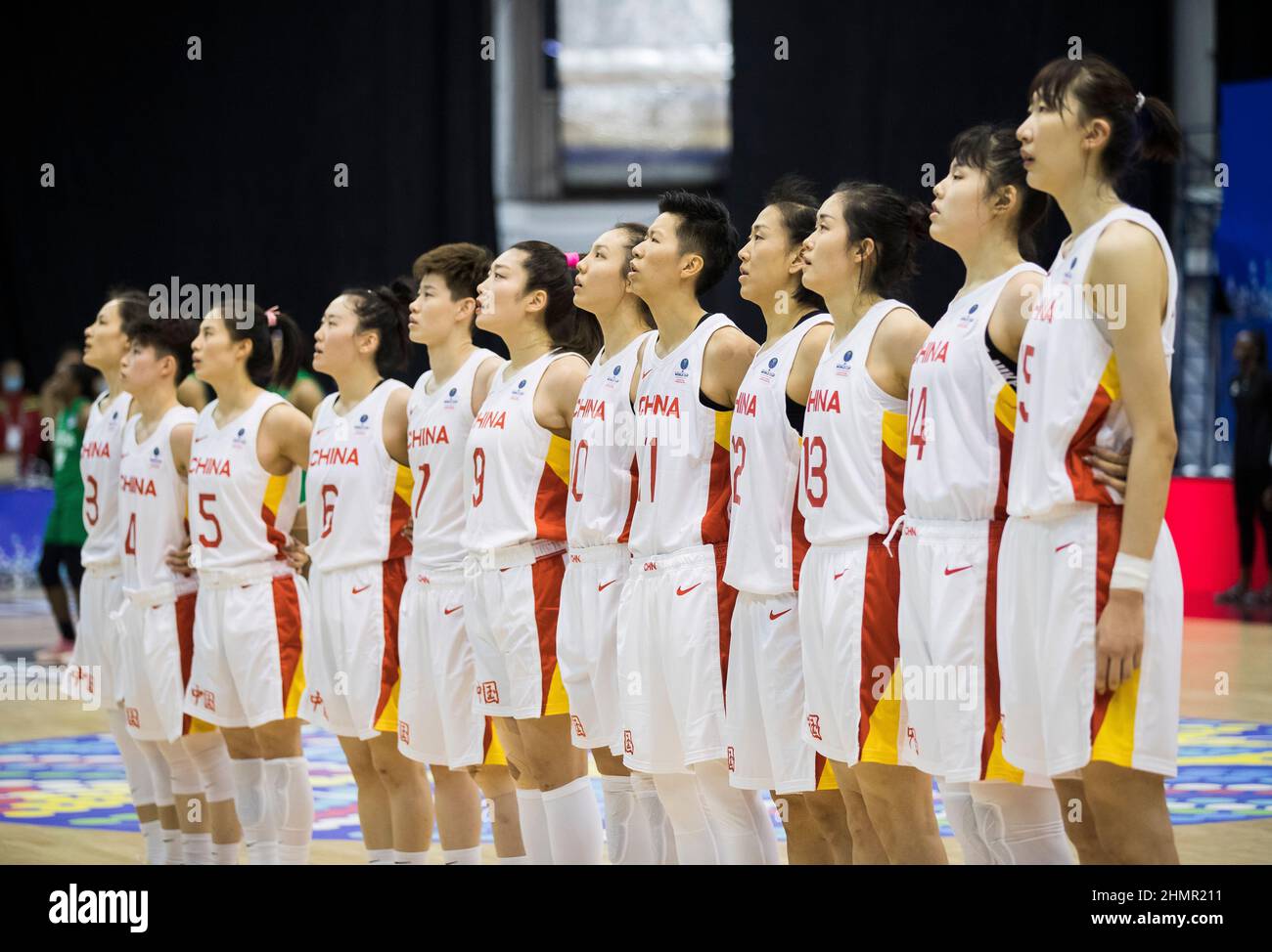 Belgrade, Serbie, le 10th février 2022. L'équipe de Chine pendant l'hymne national lors du match de qualification de la coupe du monde de basket-ball de la FIBA entre la Chine et le Nigeria à Belgrade, Serbie. 10 février 2022. Crédit : Nikola Krstic/Alay Banque D'Images