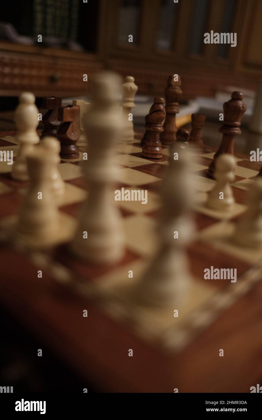 Partita a scacchi tra bianco e nero, in vantaggio il bianco. Banque D'Images