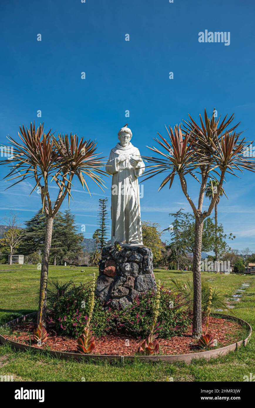 Santa Barbara, Californie, États-Unis - 8 février 2022 : cimetière de Calvary. Bird se trouve au sommet de la tête de la statue en pierre blanche du fondateur missionnaire et botaniste Banque D'Images Santa Barbara, Californie, États-Unis - 8 février 2022 : cimetière de Calvary. Bird se trouve au sommet de la tête de la statue en pierre blanche du fondateur missionnaire et botaniste Banque D'Images