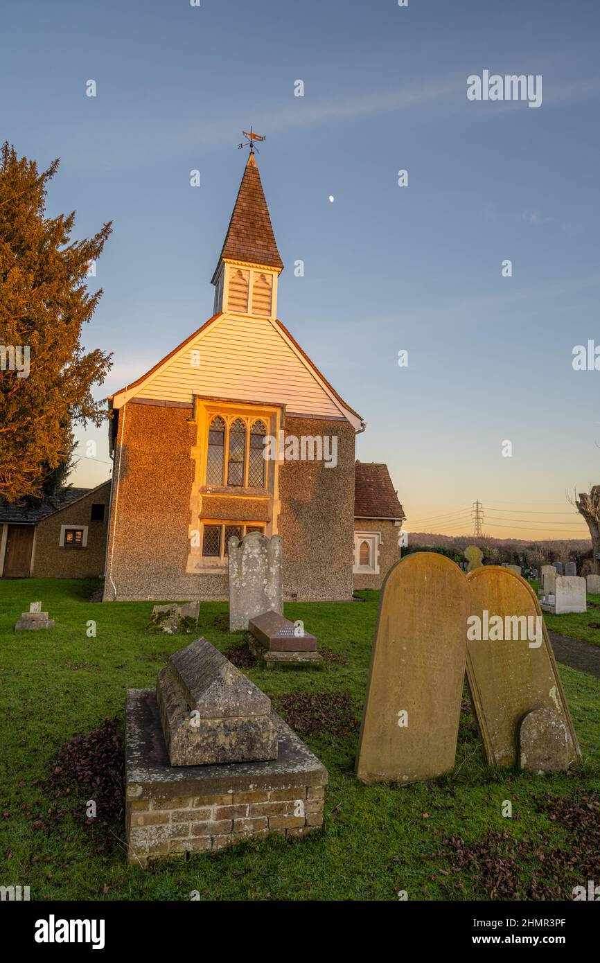 La lune au-dessus de l'église Saint-Margare Ifield près de Gravesend au coucher du soleil en hiver Banque D'Images