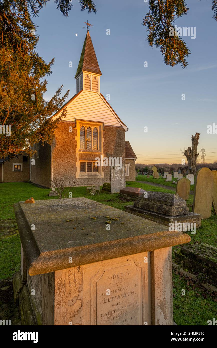 La lune au-dessus de l'église Saint-Margare Ifield près de Gravesend au coucher du soleil en hiver Banque D'Images