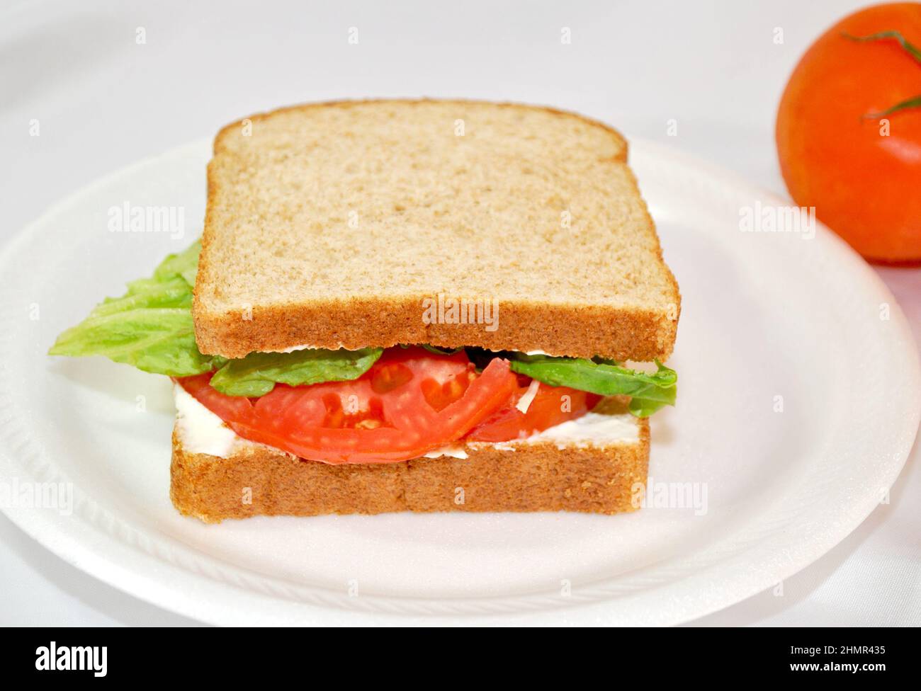 Sandwich à la laitue et à la tomate pour le déjeuner sur du pain de blé Banque D'Images