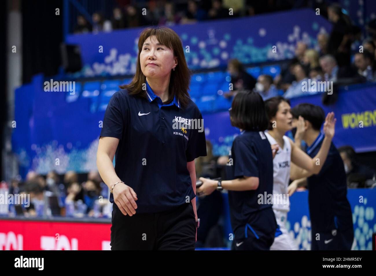 Belgrade, Serbie, le 10th février 2022. L'entraîneur-chef Jeong Seon-min de Corée réagit lors du match de qualification de la coupe du monde de basket-ball de la FIBA entre la Corée du Sud et la Serbie à Belgrade, en Serbie. 10 février 2022. Crédit : Nikola Krstic/Alay Banque D'Images Belgrade, Serbie, le 10th février 2022. L'entraîneur-chef Jeong Seon-min de Corée réagit lors du match de qualification de la coupe du monde de basket-ball de la FIBA entre la Corée du Sud et la Serbie à Belgrade, en Serbie. 10 février 2022. Crédit : Nikola Krstic/Alay Banque D'Images
