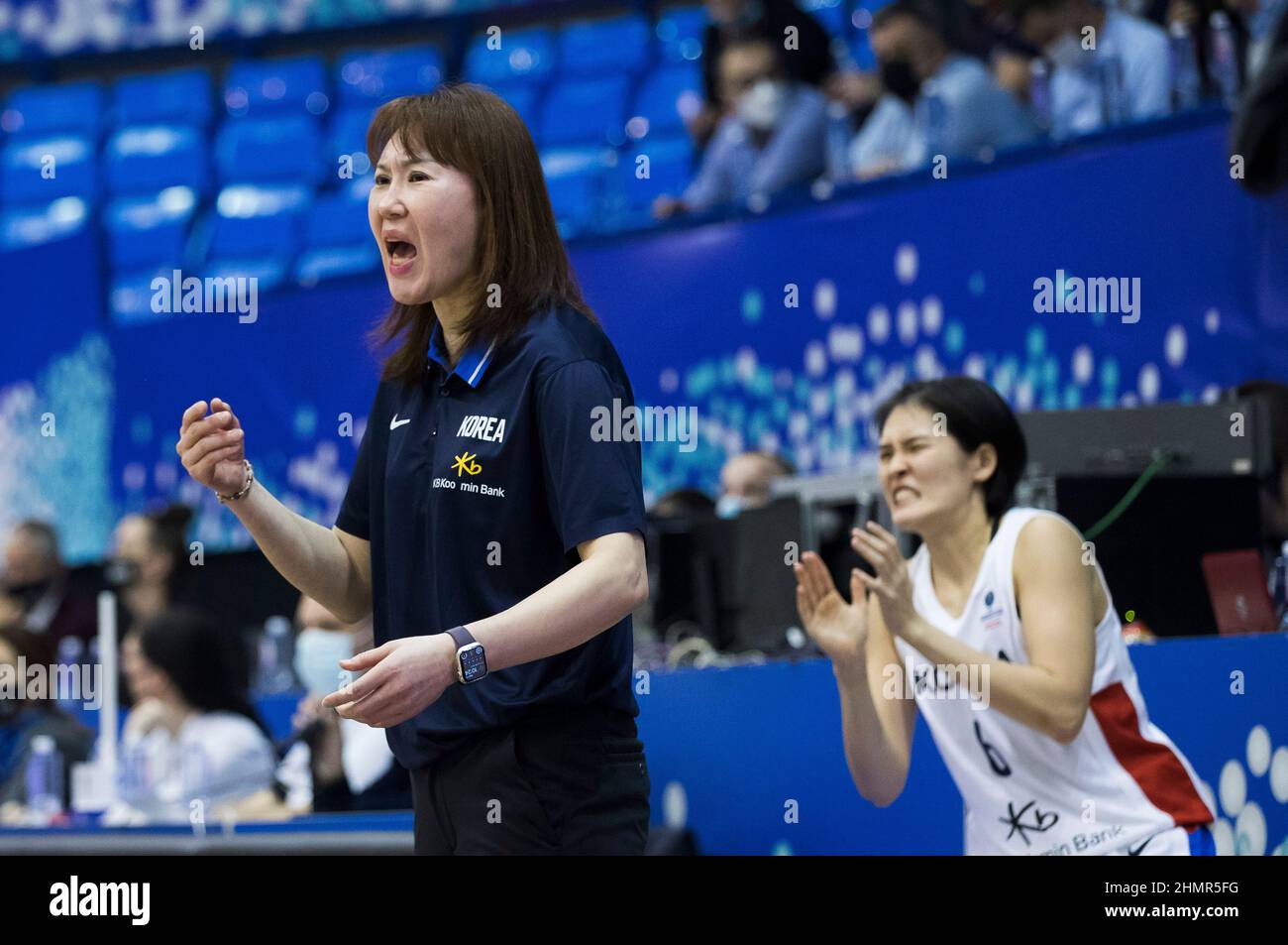 Belgrade, Serbie, le 10th février 2022. L'entraîneur-chef Jeong Seon-min de Corée réagit lors du match de qualification de la coupe du monde de basket-ball de la FIBA entre la Corée du Sud et la Serbie à Belgrade, en Serbie. 10 février 2022. Crédit : Nikola Krstic/Alay Banque D'Images Belgrade, Serbie, le 10th février 2022. L'entraîneur-chef Jeong Seon-min de Corée réagit lors du match de qualification de la coupe du monde de basket-ball de la FIBA entre la Corée du Sud et la Serbie à Belgrade, en Serbie. 10 février 2022. Crédit : Nikola Krstic/Alay Banque D'Images