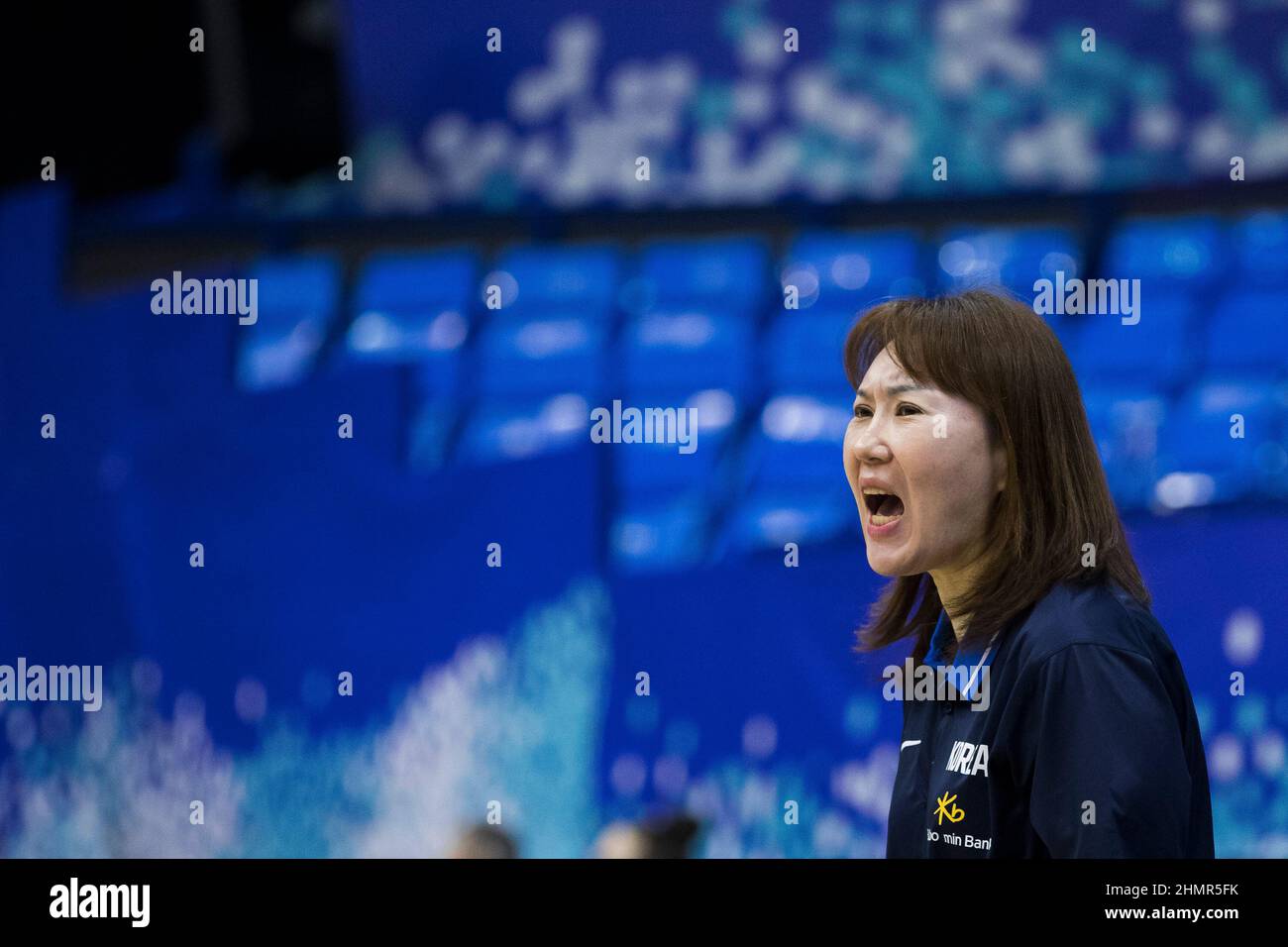 Belgrade, Serbie, le 10th février 2022. L'entraîneur-chef Jeong Seon-min de Corée réactionnaires lors du match de qualification de la coupe du monde de basket-ball de la FIBA entre la Corée du Sud et la Serbie à Belgrade, en Serbie. 10 février 2022. Crédit : Nikola Krstic/Alay Banque D'Images Belgrade, Serbie, le 10th février 2022. L'entraîneur-chef Jeong Seon-min de Corée réactionnaires lors du match de qualification de la coupe du monde de basket-ball de la FIBA entre la Corée du Sud et la Serbie à Belgrade, en Serbie. 10 février 2022. Crédit : Nikola Krstic/Alay Banque D'Images