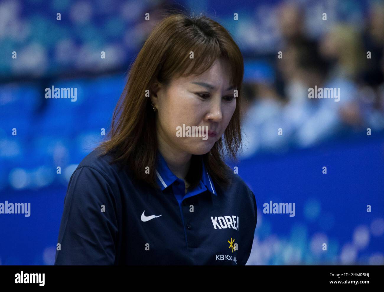 Belgrade, Serbie, le 10th février 2022. L'entraîneur-chef Jeong Seon-min de Corée semble abattu lors du match de qualification de la coupe du monde de basket-ball de la FIBA entre la Corée du Sud et la Serbie à Belgrade, en Serbie. 10 février 2022. Crédit : Nikola Krstic/Alay Banque D'Images Belgrade, Serbie, le 10th février 2022. L'entraîneur-chef Jeong Seon-min de Corée semble abattu lors du match de qualification de la coupe du monde de basket-ball de la FIBA entre la Corée du Sud et la Serbie à Belgrade, en Serbie. 10 février 2022. Crédit : Nikola Krstic/Alay Banque D'Images
