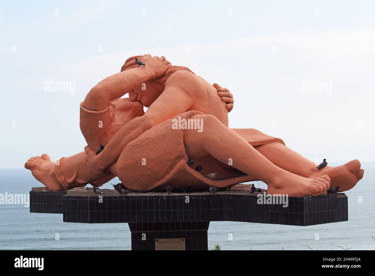 "El Beso" (le Kiss), une grande sculpture de Victor Delfin inaugurée le 1993, face à l'océan Pacifique dans le 'Parque del Amor' (Parc de l'Amour) dans le district de Miraflores à Lima est un lieu de rencontre pour les personnes amoureux le 14th février. Banque D'Images