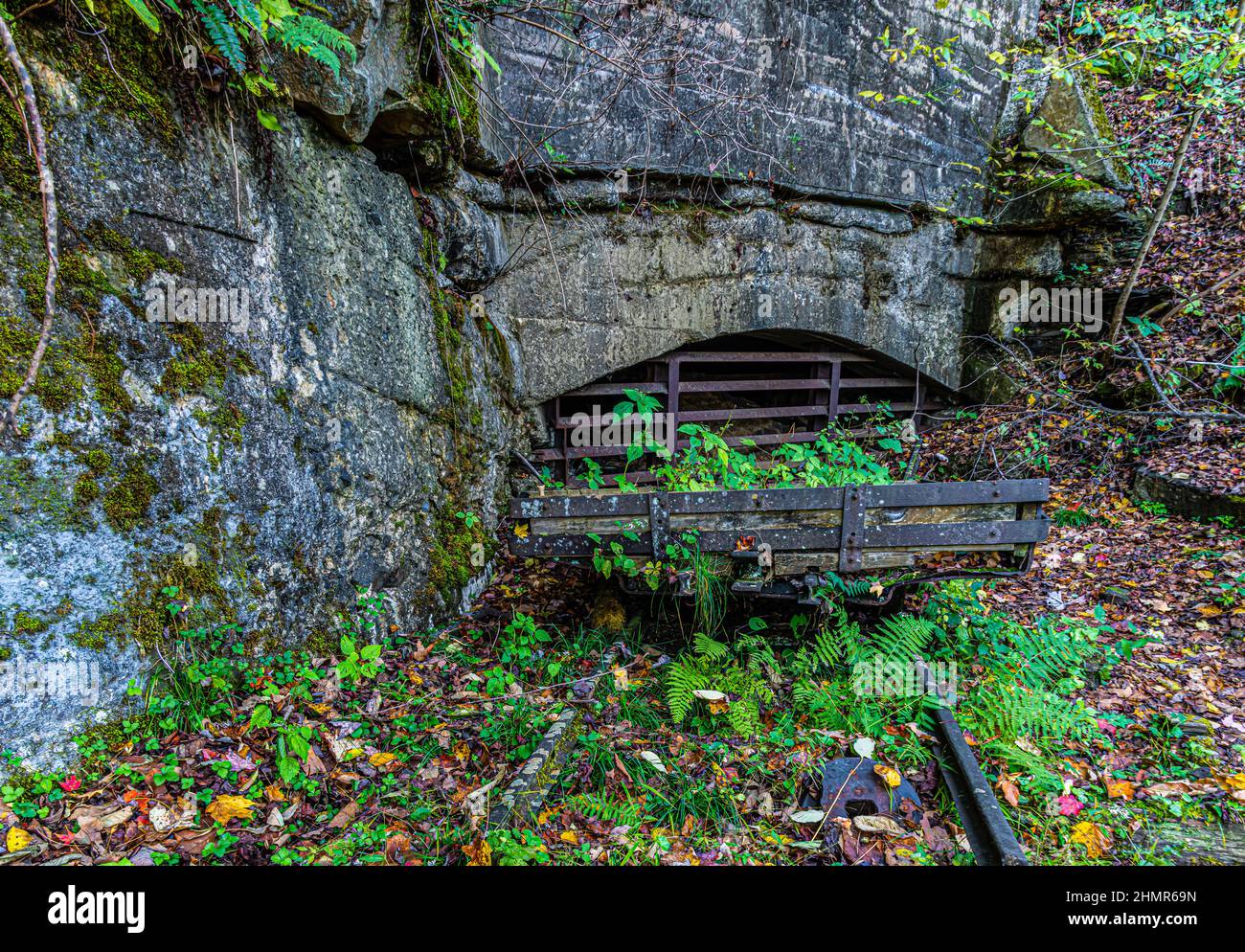 Ancien chariot de mine au portail de la mine supérieure sur la piste de la mine de Kaymoor, parc national de New River gorge, Virginie-Occidentale, États-Unis Banque D'Images